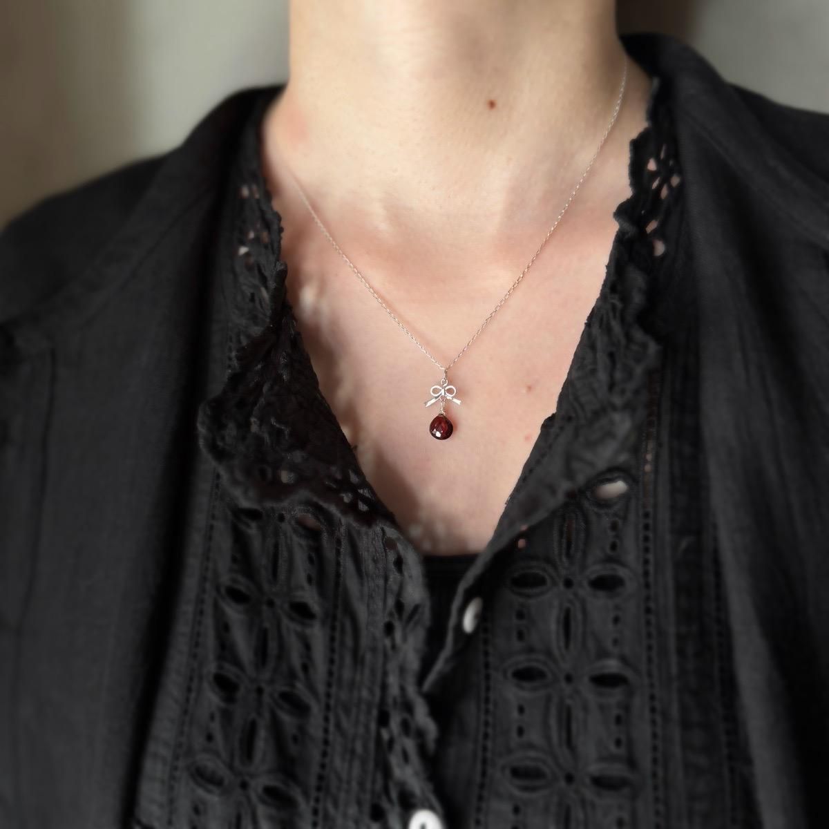 <img class='new_mark_img1' src='https://img.shop-pro.jp/img/new/icons13.gif' style='border:none;display:inline;margin:0px;padding:0px;width:auto;' />momocreatura Tiny bow Necklace Silver  Garnetʥ⥯ꥢ ܥ ͥå쥹 Сߥͥåȡ