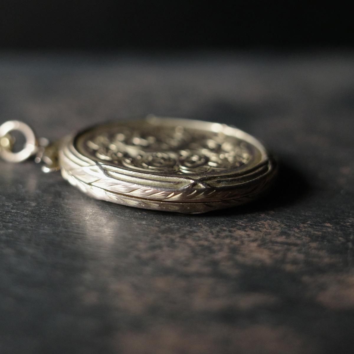 ヴィクトリアン メタル ロケット ペンダント ネックレス（Victorian