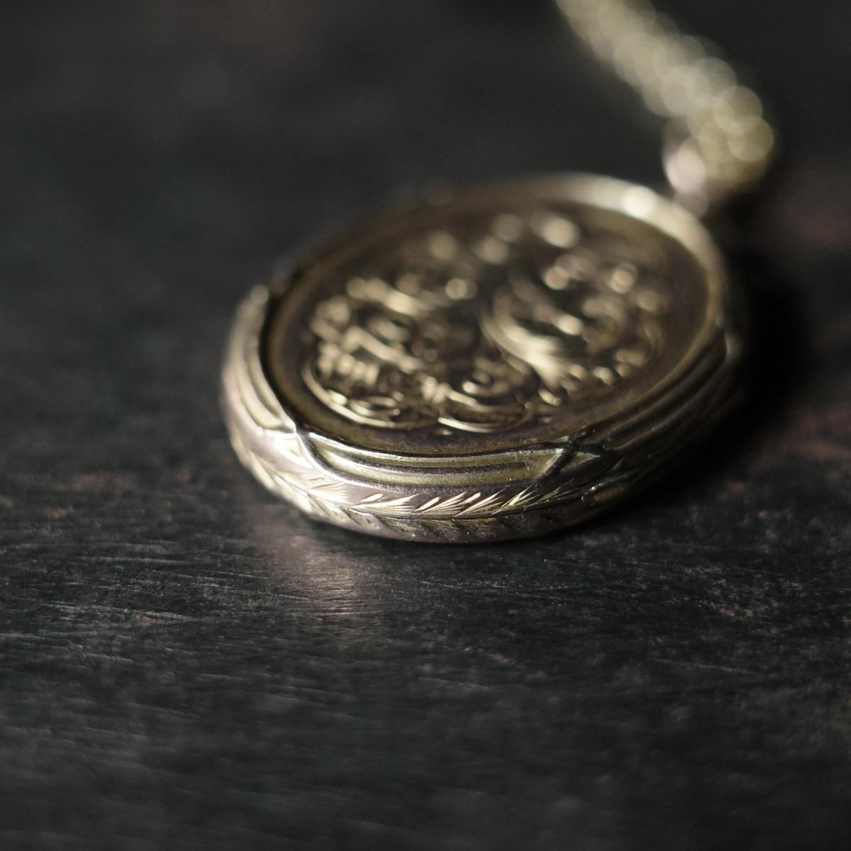 <img class='new_mark_img1' src='https://img.shop-pro.jp/img/new/icons13.gif' style='border:none;display:inline;margin:0px;padding:0px;width:auto;' />ȥꥢ ᥿ å ڥ ͥå쥹Victorian Metal Locket Pendant Necklace