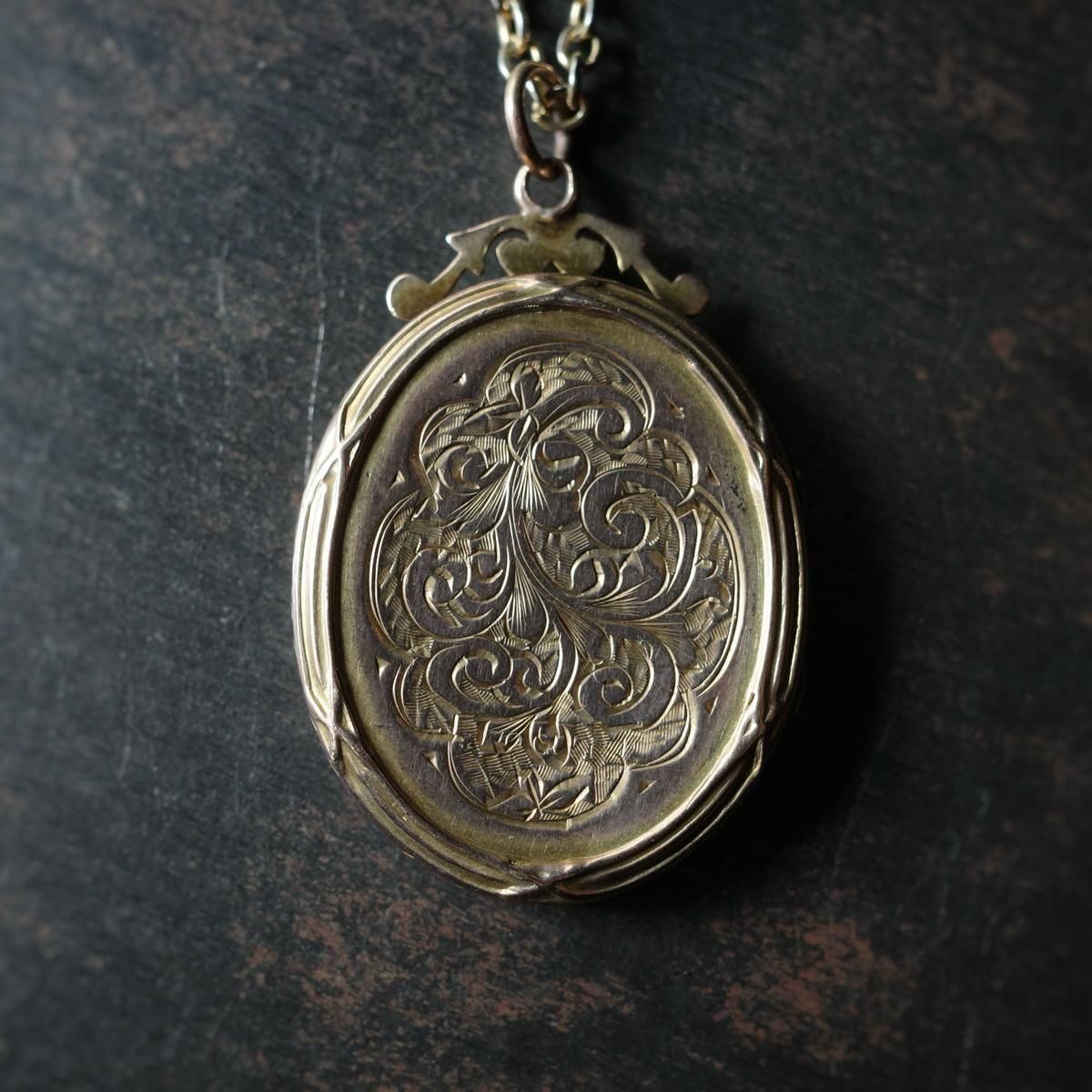 ヴィクトリアン メタル ロケット ペンダント ネックレス（Victorian