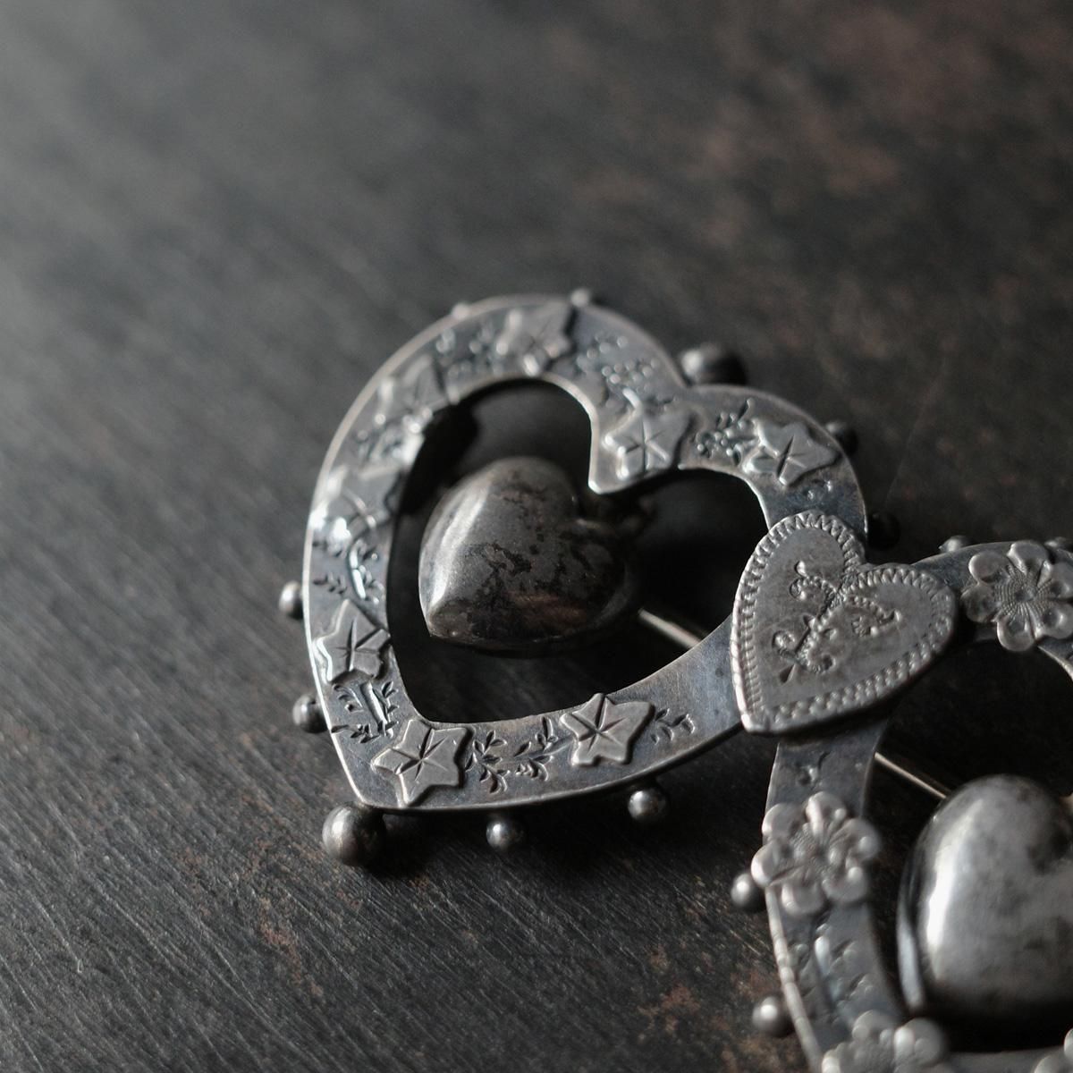 <img class='new_mark_img1' src='https://img.shop-pro.jp/img/new/icons13.gif' style='border:none;display:inline;margin:0px;padding:0px;width:auto;' />ȥꥢ С ϡ ֥Victorian Silver Heart Brooch