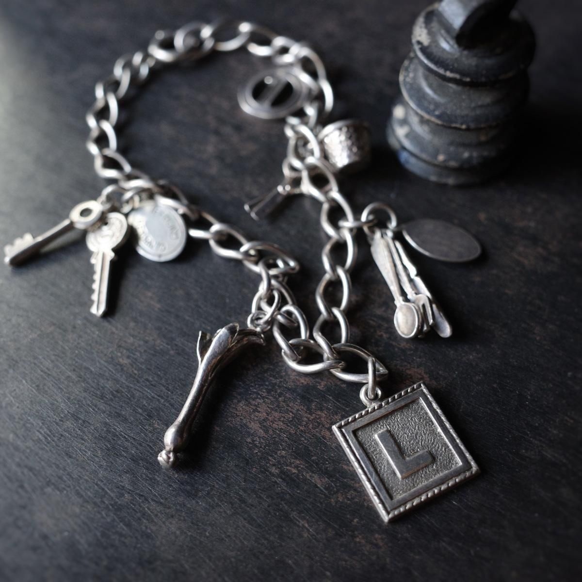 <img class='new_mark_img1' src='https://img.shop-pro.jp/img/new/icons13.gif' style='border:none;display:inline;margin:0px;padding:0px;width:auto;' />С 㡼 ֥쥹åȡVintage Silver Charm Bracelet