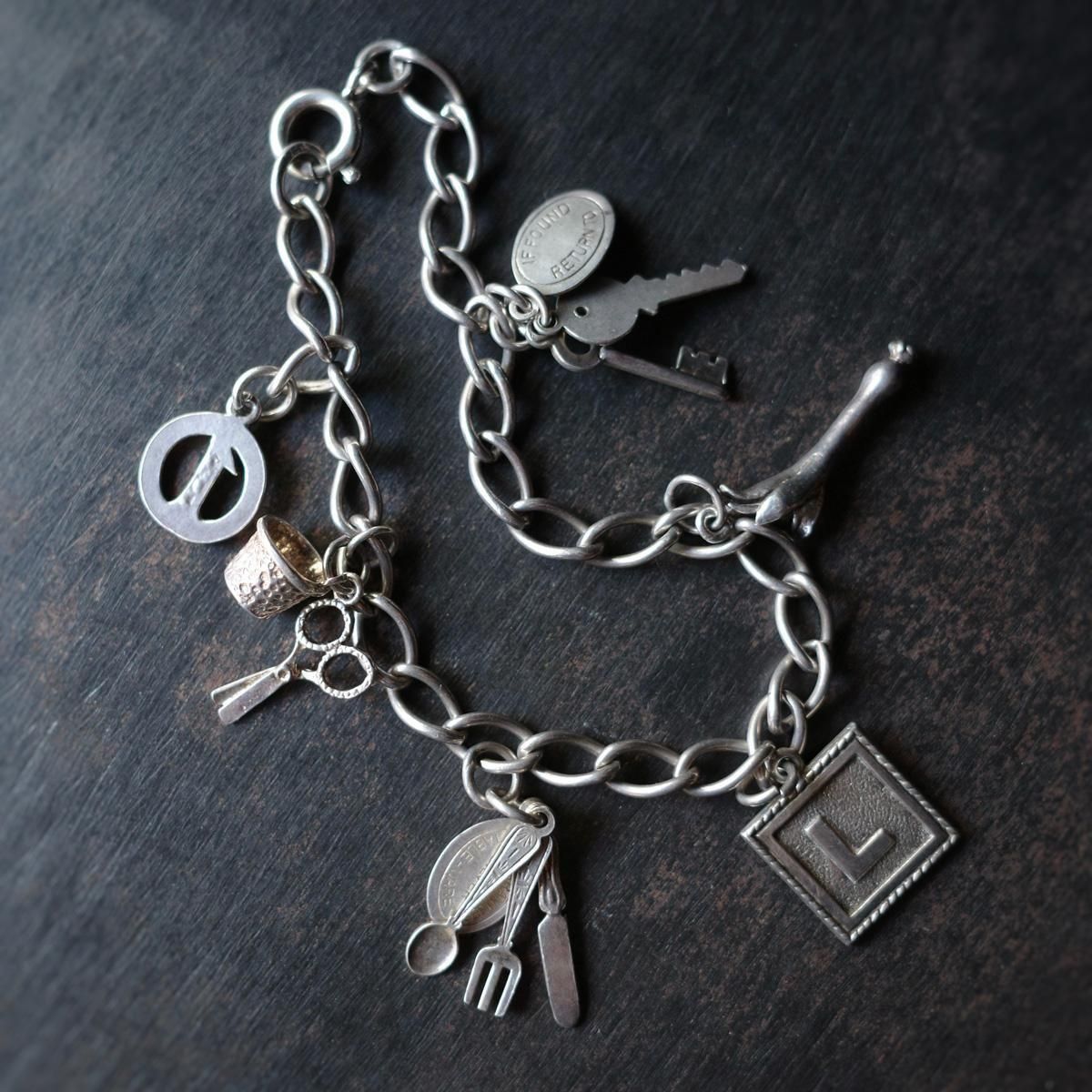 <img class='new_mark_img1' src='https://img.shop-pro.jp/img/new/icons13.gif' style='border:none;display:inline;margin:0px;padding:0px;width:auto;' />С 㡼 ֥쥹åȡVintage Silver Charm Bracelet