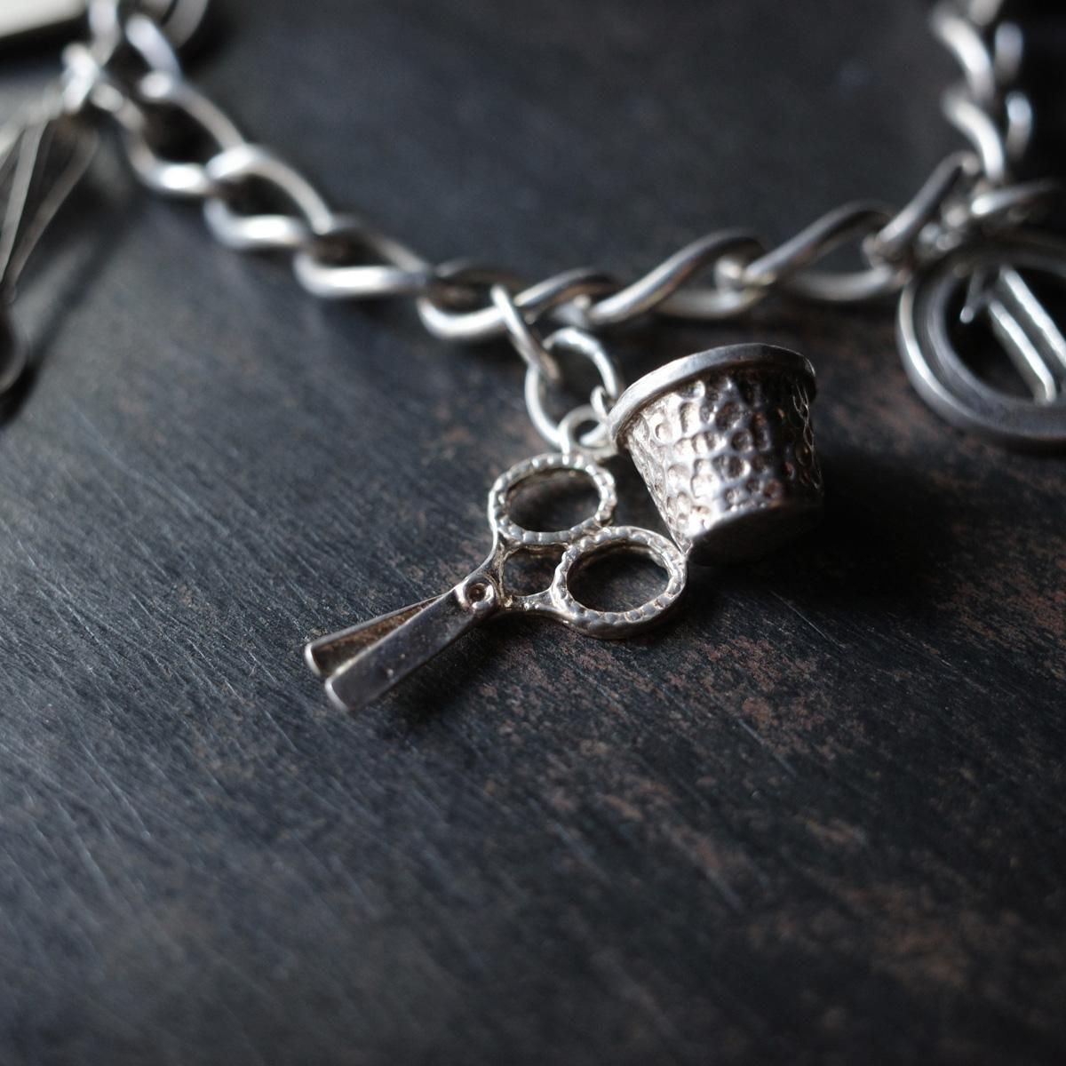 <img class='new_mark_img1' src='https://img.shop-pro.jp/img/new/icons13.gif' style='border:none;display:inline;margin:0px;padding:0px;width:auto;' />С 㡼 ֥쥹åȡVintage Silver Charm Bracelet