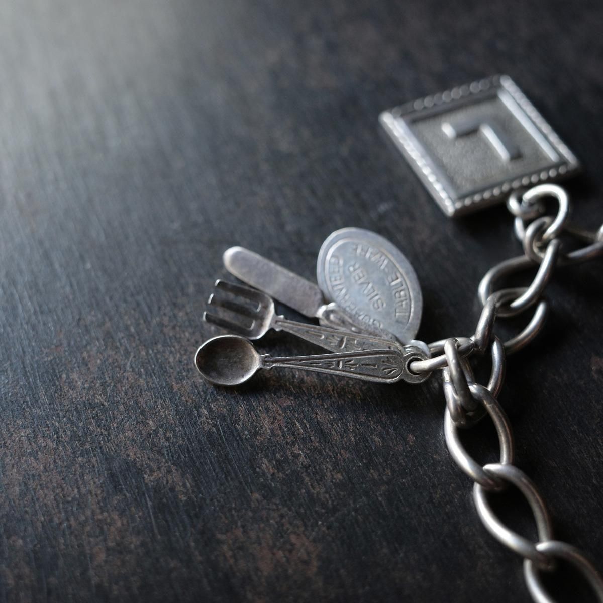 <img class='new_mark_img1' src='https://img.shop-pro.jp/img/new/icons13.gif' style='border:none;display:inline;margin:0px;padding:0px;width:auto;' />С 㡼 ֥쥹åȡVintage Silver Charm Bracelet