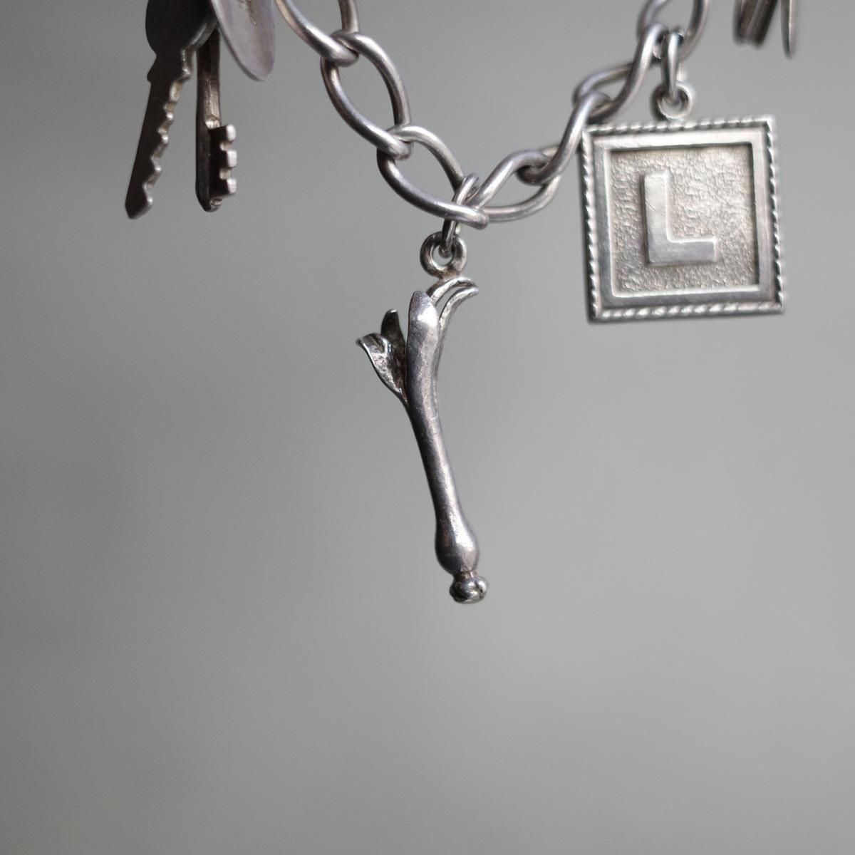 <img class='new_mark_img1' src='https://img.shop-pro.jp/img/new/icons13.gif' style='border:none;display:inline;margin:0px;padding:0px;width:auto;' />С 㡼 ֥쥹åȡVintage Silver Charm Bracelet