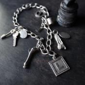 <img class='new_mark_img1' src='https://img.shop-pro.jp/img/new/icons13.gif' style='border:none;display:inline;margin:0px;padding:0px;width:auto;' />С 㡼 ֥쥹åȡVintage Silver Charm Bracelet