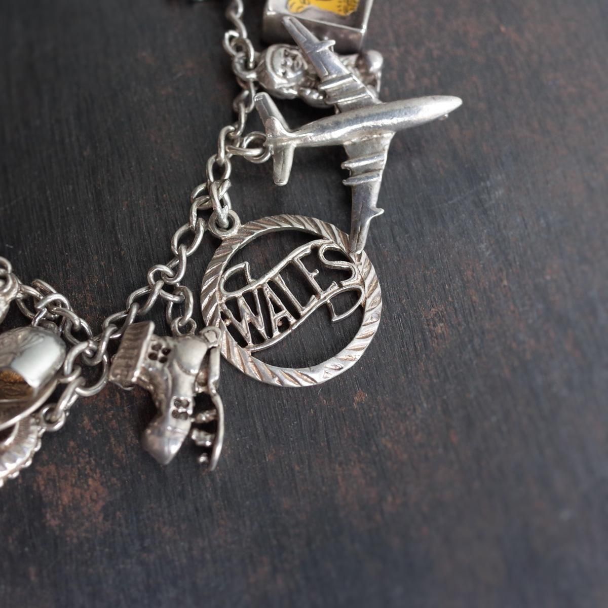 <img class='new_mark_img1' src='https://img.shop-pro.jp/img/new/icons13.gif' style='border:none;display:inline;margin:0px;padding:0px;width:auto;' />С 㡼 ֥쥹åȡVintage Silver Charm Bracelet