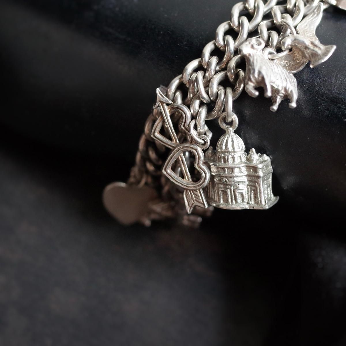 <img class='new_mark_img1' src='https://img.shop-pro.jp/img/new/icons13.gif' style='border:none;display:inline;margin:0px;padding:0px;width:auto;' />С 㡼 ֥쥹åȡVintage Silver Charm Bracelet