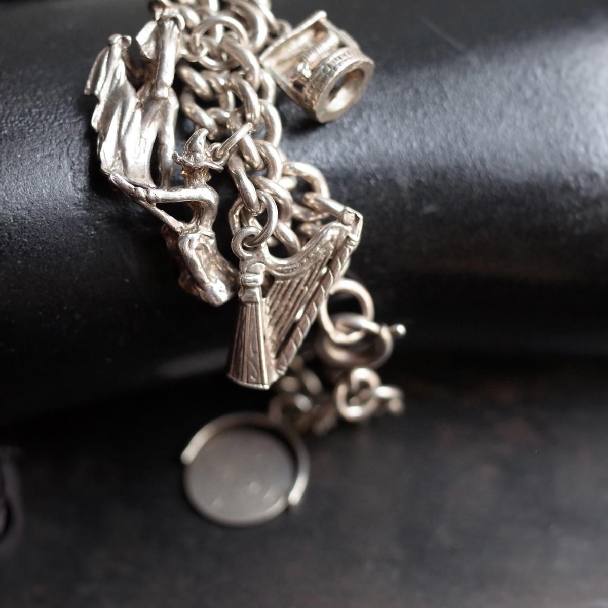 <img class='new_mark_img1' src='https://img.shop-pro.jp/img/new/icons13.gif' style='border:none;display:inline;margin:0px;padding:0px;width:auto;' />С 㡼 ֥쥹åȡVintage Silver Charm Bracelet