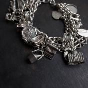 <img class='new_mark_img1' src='https://img.shop-pro.jp/img/new/icons13.gif' style='border:none;display:inline;margin:0px;padding:0px;width:auto;' />С 㡼 ֥쥹åȡVintage Silver Charm Bracelet