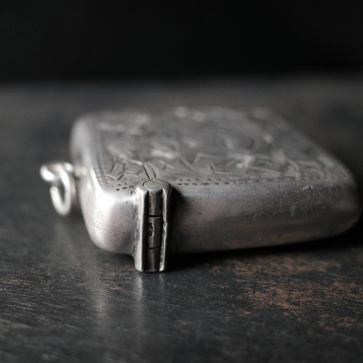 1915年 シルバー ヴェスタ ケース（c.1915 Silver Vesta Case）- JeJe
