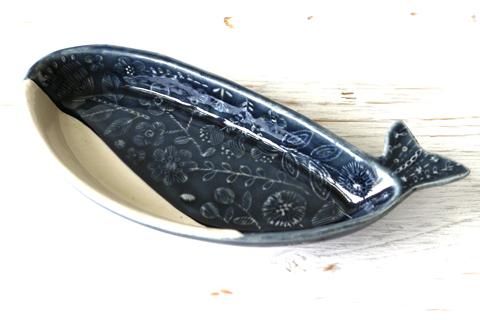 刺繍模様のクジラ皿 陶器 よしざわ窯