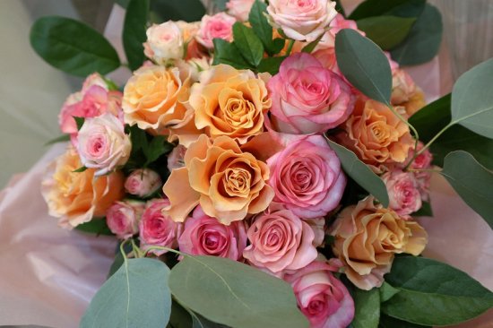 ピンクとオレンジのバラをふんだんに使用したブーケスタイル花束 大阪市北区 梅田 西天満 お花屋 Grindel グリンデル フラワーショップ