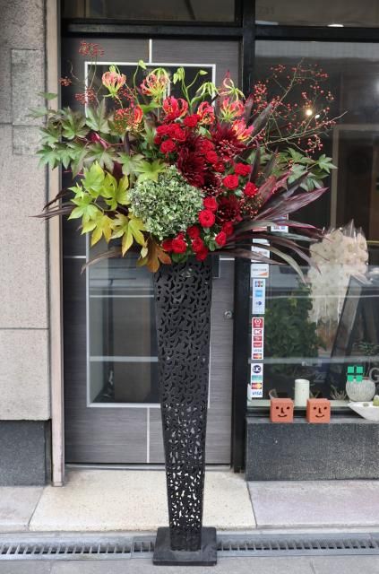 選べるカラー 季節のおすすめ花材でつくる シックなお花や枝物のお洒落なスタンド花 大阪市北区 梅田 西天満 お花屋 Grindel グリンデル フラワーショップ 選べるカラー 季節のおすすめ花材でつくる シックなお花や枝物のお洒落なスタンド花 大阪市北区 梅田 西天満 お花屋 Grindel グリンデル フラワーショップ