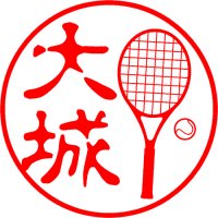 テニスラケットとテニスボール