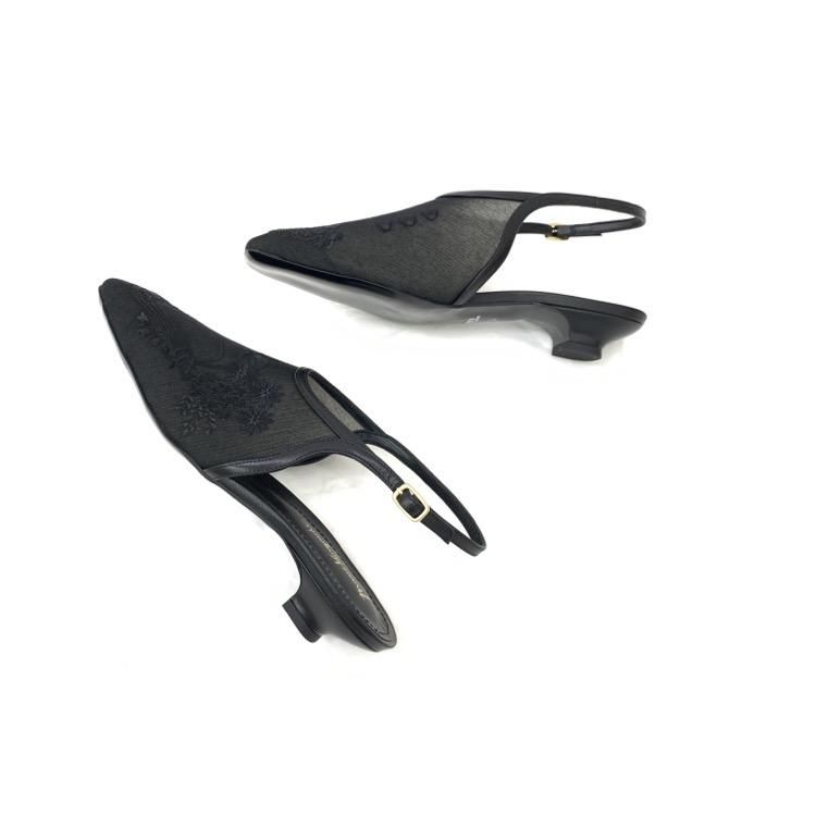 Mame Kurogouchi マメクロゴウチ Floral Embroidered Sling Back Mame Kurogouchi マメクロゴウチ Floral Embroidered Sling Back