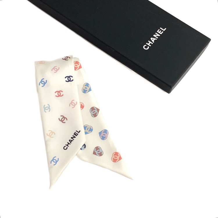 新品未使用《シャネル》ヘアバンド シルクツイル スカーフ ロゴ CCマークファッション小物