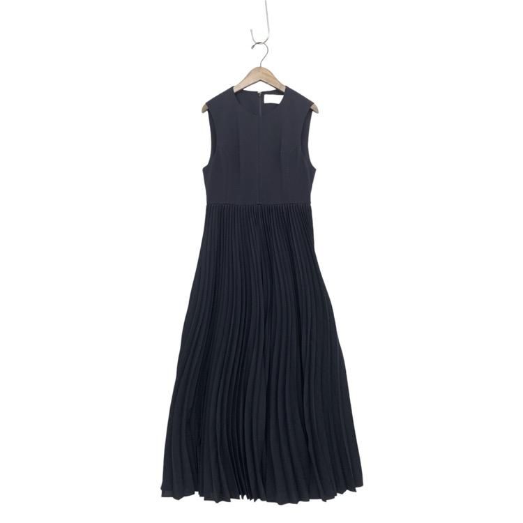 Mame Kurogouchi マメクロゴウチ Curved Pleated Sleeveless Mame Kurogouchi マメクロゴウチ Curved Pleated Sleeveless