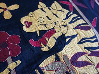 ダラムサラ製 チベット手刺繍布 タペストリー 虎柄 - phoocha ダラムサラ製 チベット手刺繍布 タペストリー 虎柄 - phoocha