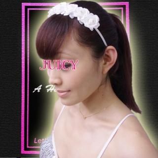 ウエディングにもおすすめ！プリンセス・ホワイト薔薇のコサージュにキラッとストーンを装飾したヘアアクセサリー