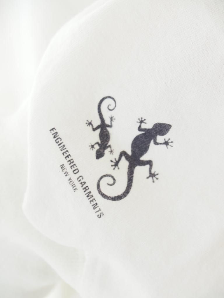 Engineered Garments エンジンニアドガーメンツ - Printed Cross Crew Neck L/S Tshirt - Book - White