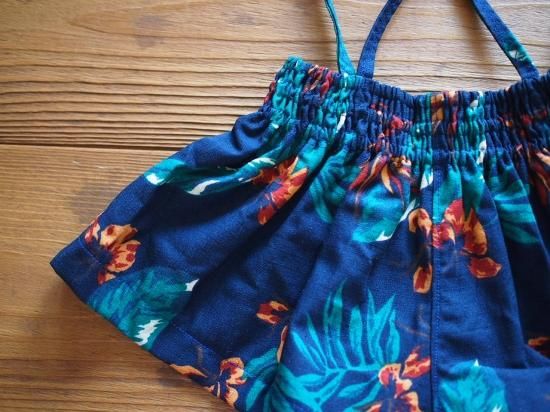 ボタニカル柄のサスペンダーキュロット