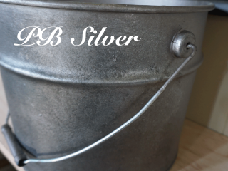 鉛のような鈍い輝きのインダストリアル感漂う「PB Silver/PBシルバー」