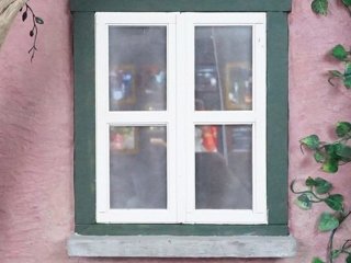 奥行き感のあるイミテーションの窓のひみつ