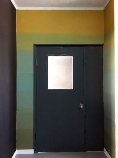 ドアをグラデーションに塗装した事例