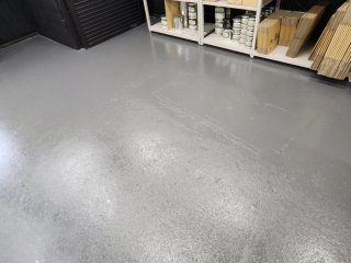 倉庫のコンクリート床を自分でおしゃれなグレーに塗装する方法