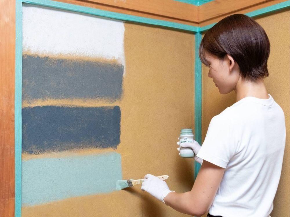 砂壁に色を試し塗り