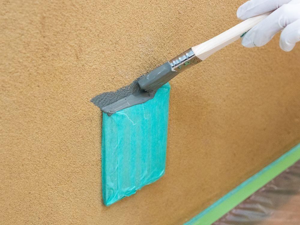 刷毛で色を塗る