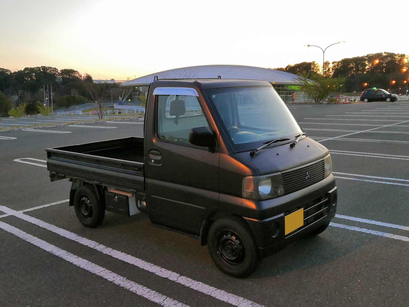 三菱 ミニキャブトラックをマットブラックで刷毛塗り全塗装 - 刷毛