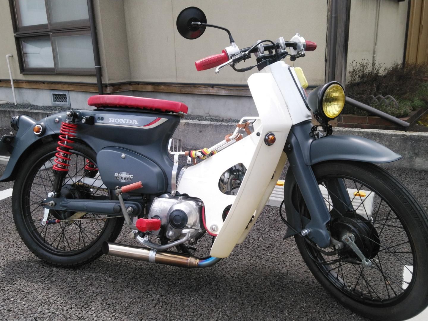 ホンダ スーパーカブをカスタムカラー ジャーマングレーで刷毛塗り全