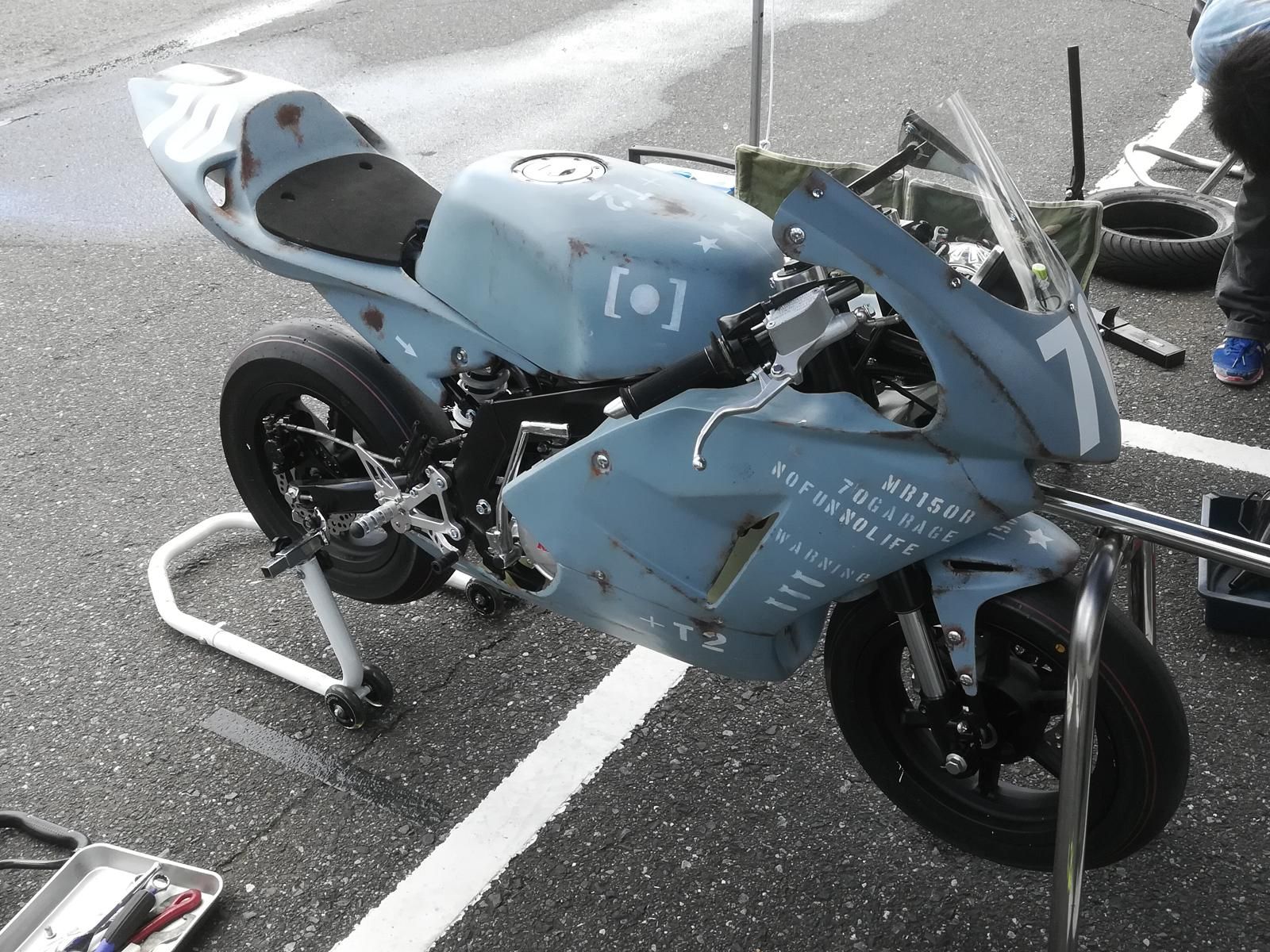 4stミニバイクレーサーを世田谷ベースカラーで刷毛塗り全塗装 刷毛 ハケ ローラーで車をdiyで全塗装しよう