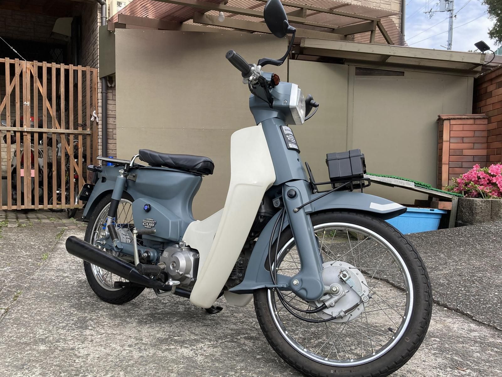 ホンダ スーパーカブ90カスタムをイーグルブルーグレーで全塗装 刷毛 ハケ ローラーで車をdiyで全塗装しよう