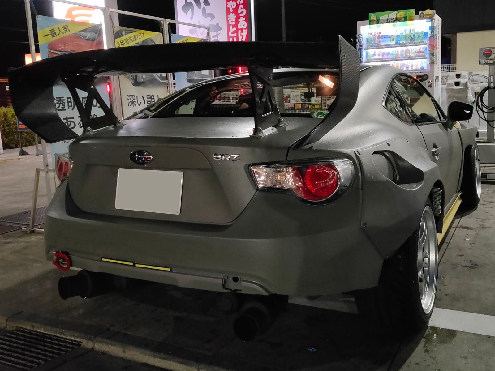 スバルBRZをマットなグレーでオールペン イエローのラインも入れ スバルBRZをマットなグレーでオールペン イエローのラインも入れ