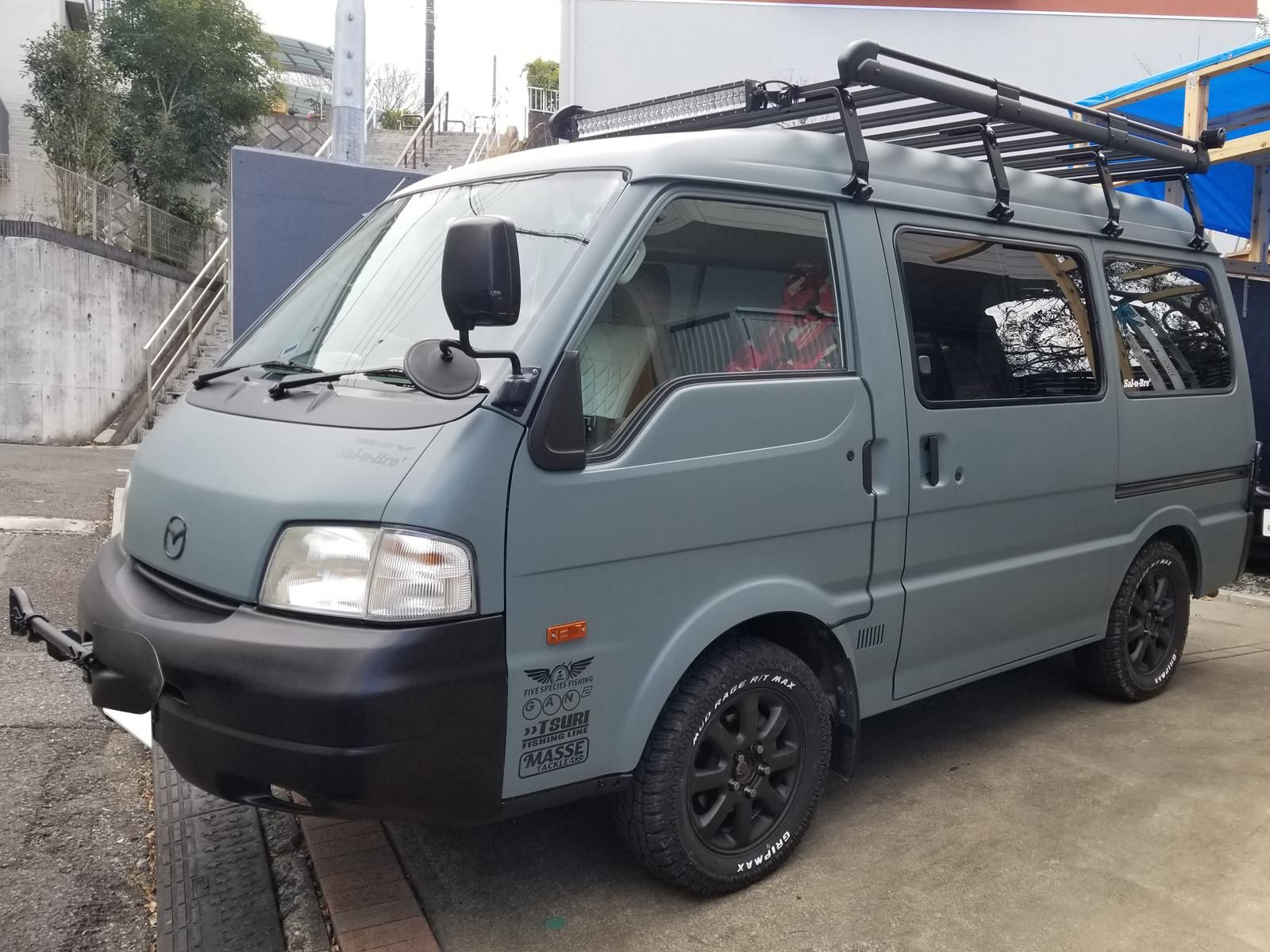 マツダ ボンゴバンをフレンチグレーとレインブーツネイビーを混ぜて全