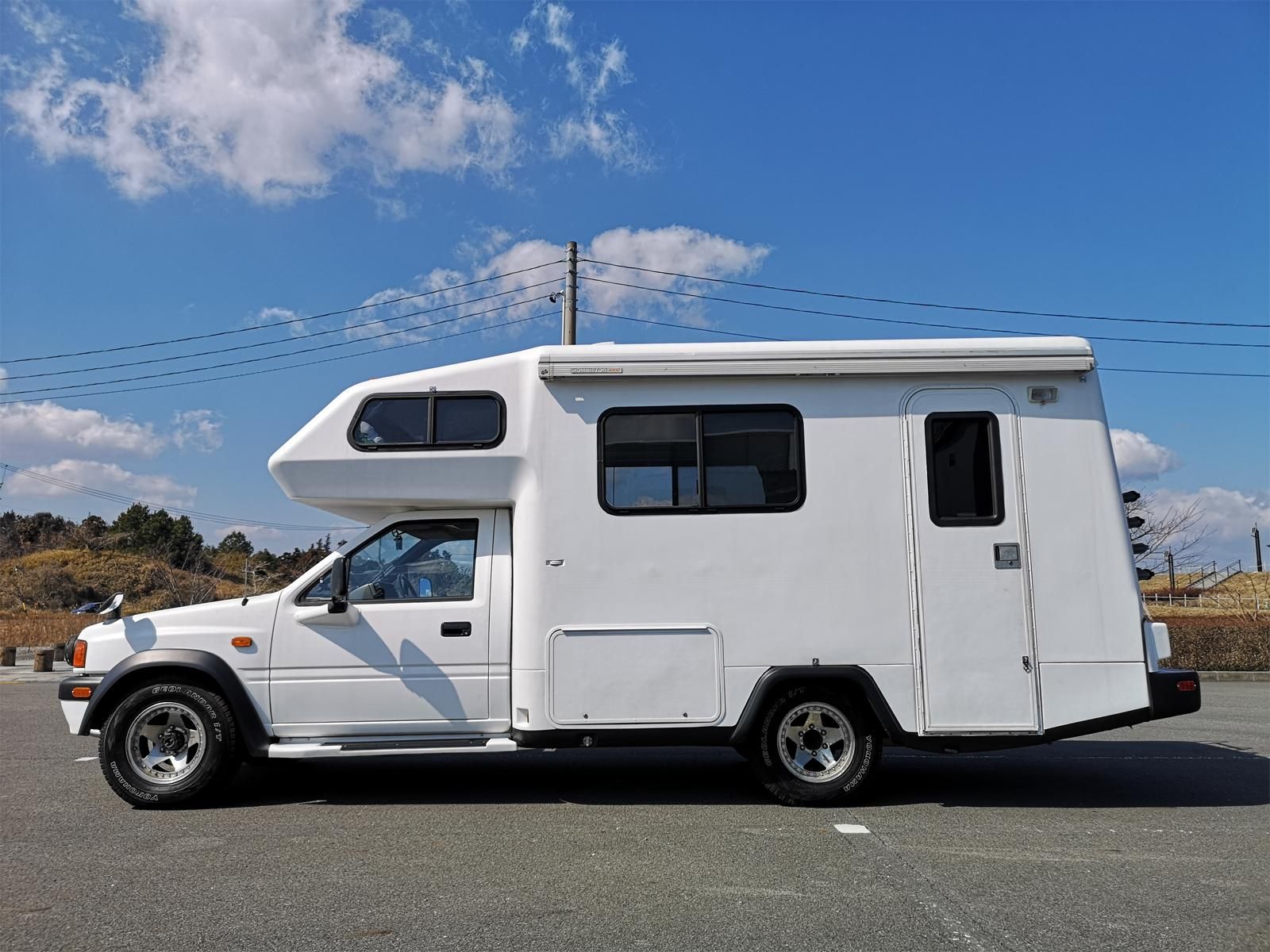 いすゞ ロデオ キャンピングカーをマットホワイトで刷毛塗り全