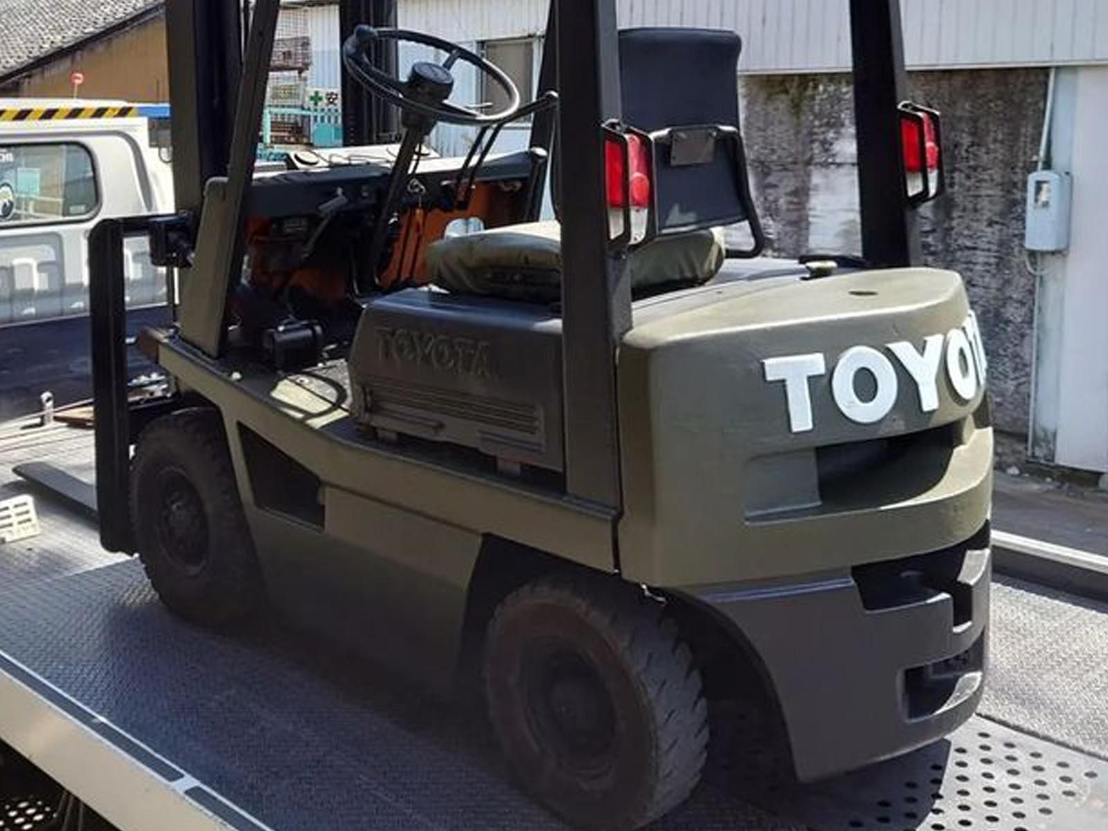 トヨタ フォークリフトをオリーブドラブで刷毛塗り全塗装！ - 刷毛