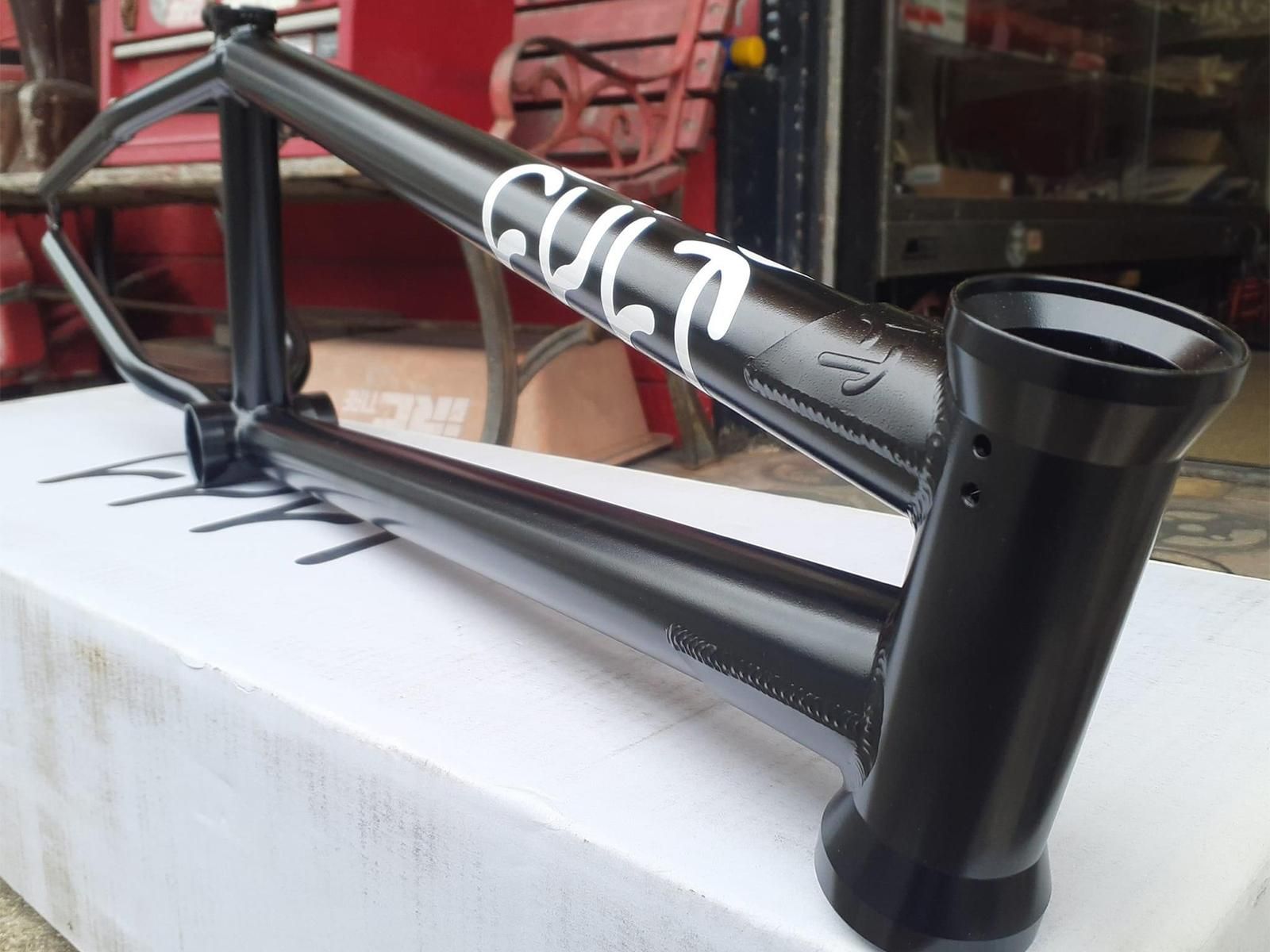 BMX Cult Tech frameをグリーンソイビーンズで刷毛塗り全塗装