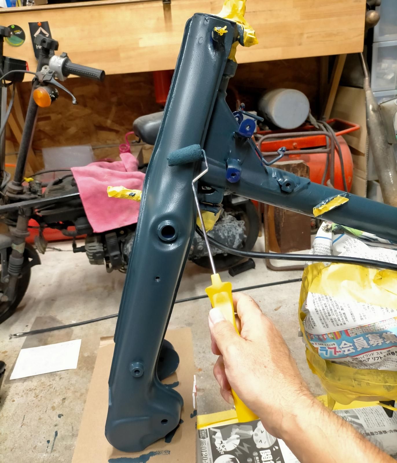 プレスカブ50を自分で全塗装した事例(レインブーツネイビー) - 刷毛