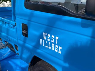 アクティトラックを鮮やかなブルー系に自分で塗り替えホワイトのステンシルを入れたおしゃれな事例