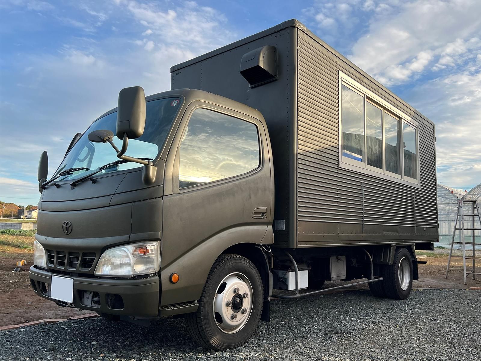 2tトラックトヨエースを塗り替えかっこいいキッチンカーにした事例