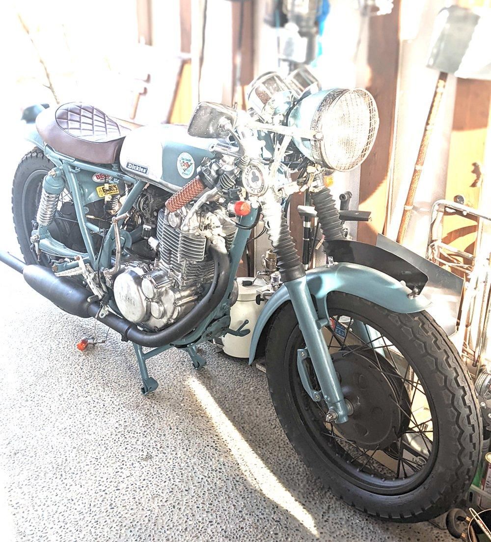 ヤマハ SR400をKURAYAオールドブルーシーでオールペン！ - 刷毛（ハケ