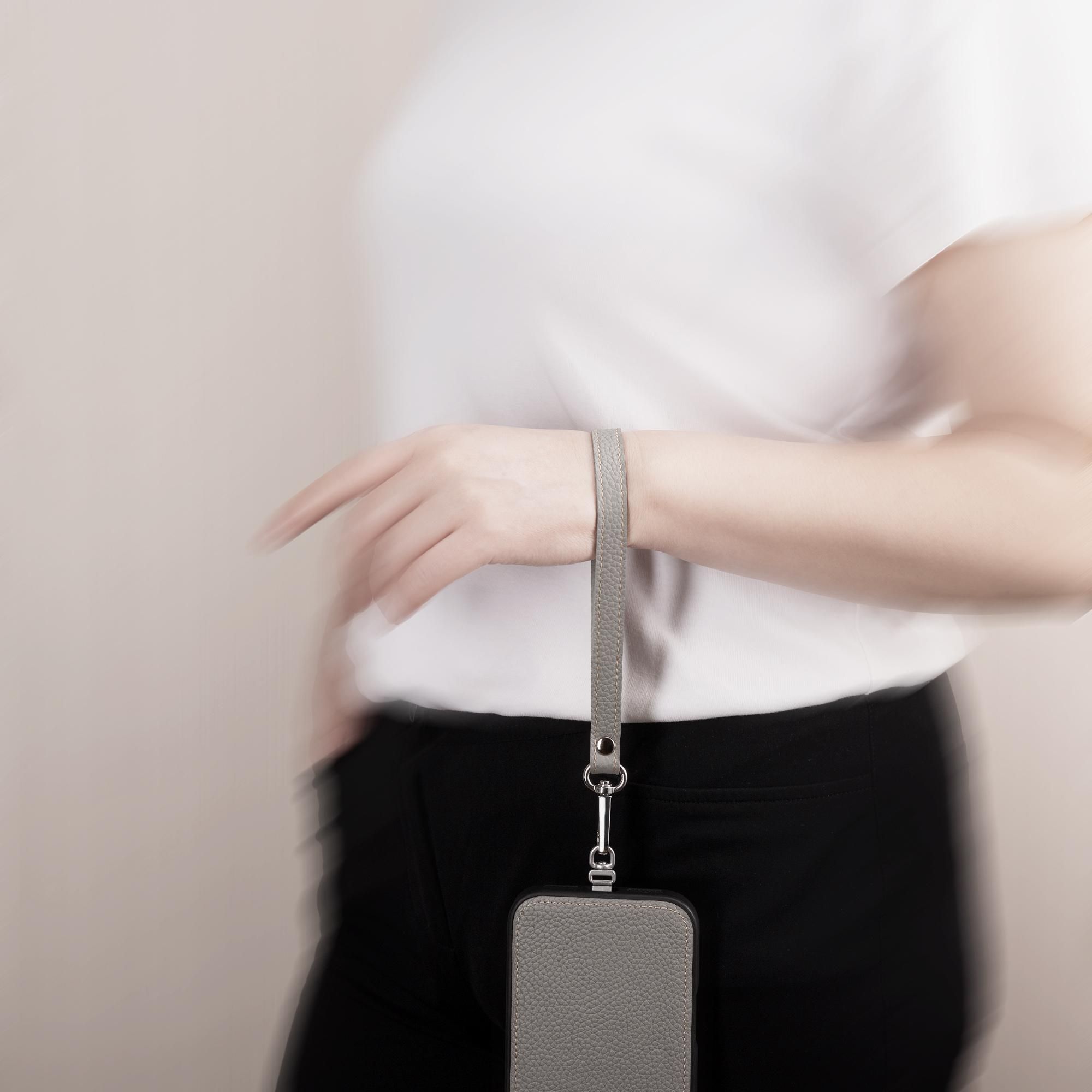 ハンドストラップが贅沢な仕様にの画像