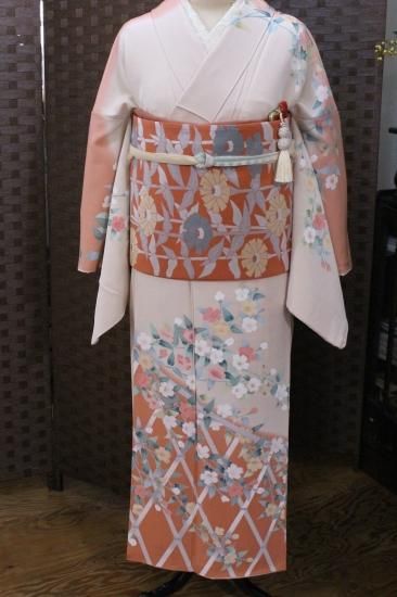 AAお仕立て上がり正絹無地 薄ピンク地に花地紋 染め抜き紋一つ紋 