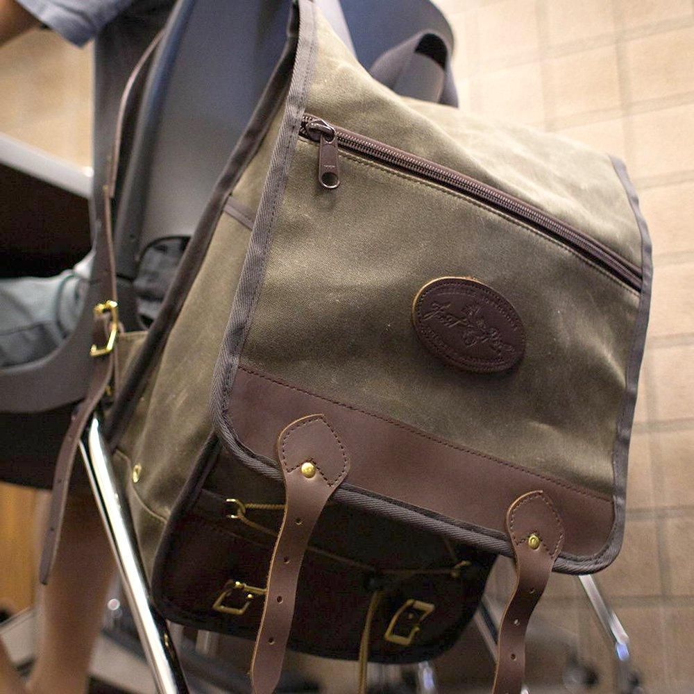 フロストリバー　プレミアムメサビレンジデイパック Amazon.com | Frost River Mesabi Range Daypack - Waxed Canvas