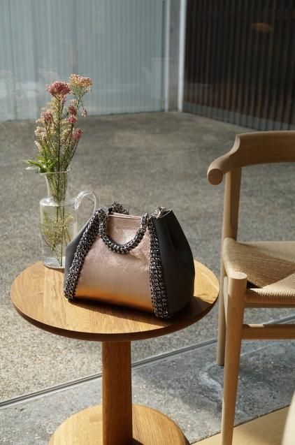 de Couture(デクチュール)2WAYチェーントートバッグSサイズ ChampaignGold/Grey